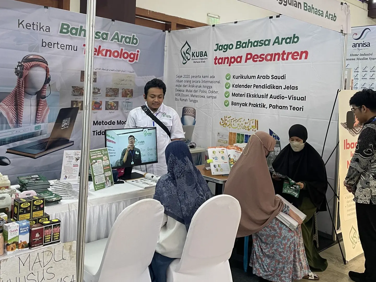 Berbagi informasi program di pameran